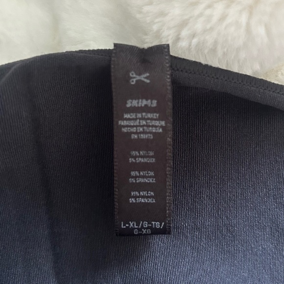 NWOT - SKIMS Essential Crew Neck Sleeveless Bodysuit in Black/Onyx - Picture 7 of 8